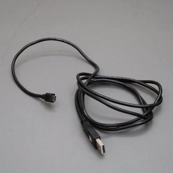 Playstation 4 Console (500GB) + Cables + Blue Controller + Portable Case - Picture 7 of 10